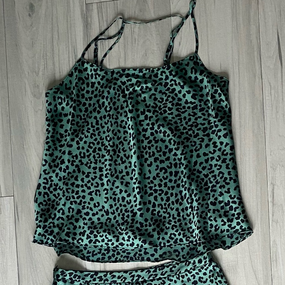 BCBG leopard skirt and top // skirt is a Medium // Top is a small